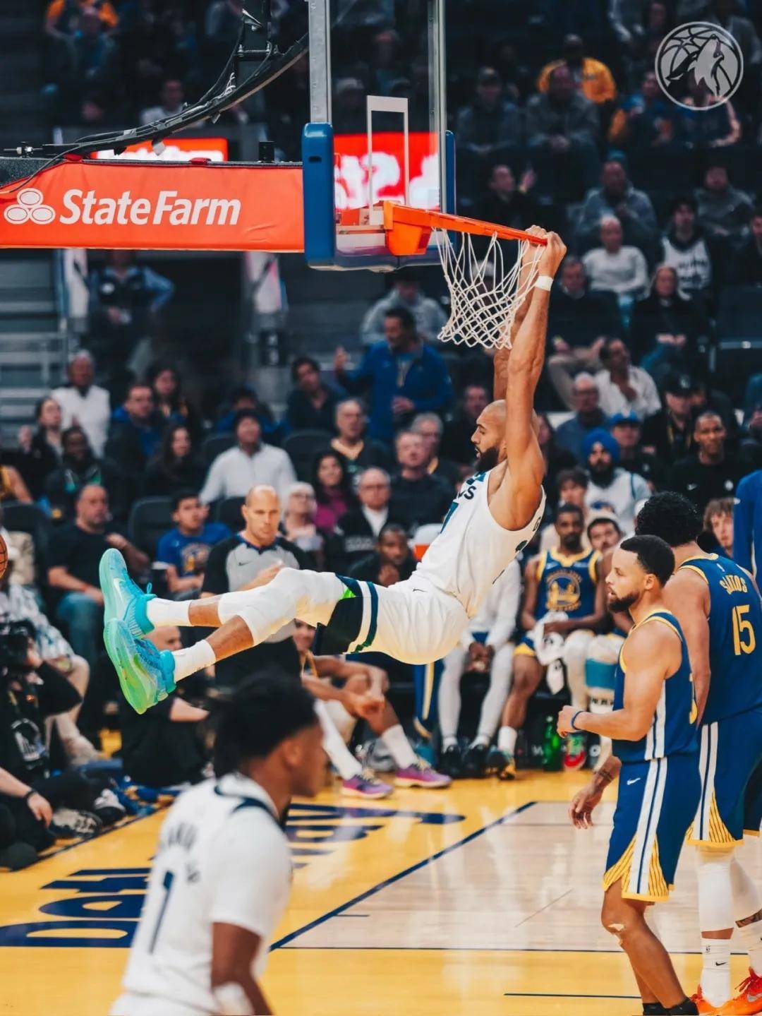 HAHA体育-关键时刻上海久事调整名单以备欧联；篮板制胜环节打磨；话题不断；轮换策略成焦点