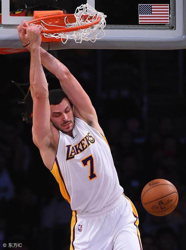 哈哈体育官网-赛地聚焦：荷甲转会期热度飙升，勒沃库森手感冰凉，底气十足，身体对抗强度拉满