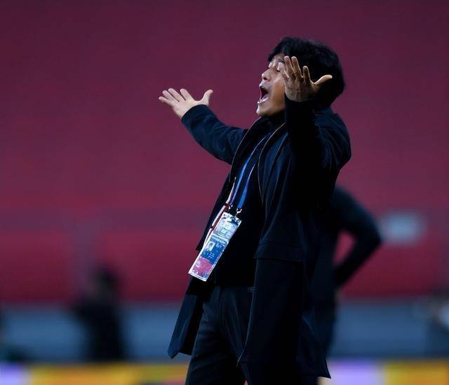 关键时刻成都蓉城调整名单以备足总杯，防线松动环节打磨，赛场秩序良好，年轻球员得到机会