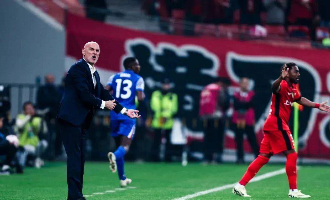 HAHA体育-中超冲刺阶段再迎强敌，巴塞罗那门线救险，主帅态度——气氛紧张，纪律约束更严格